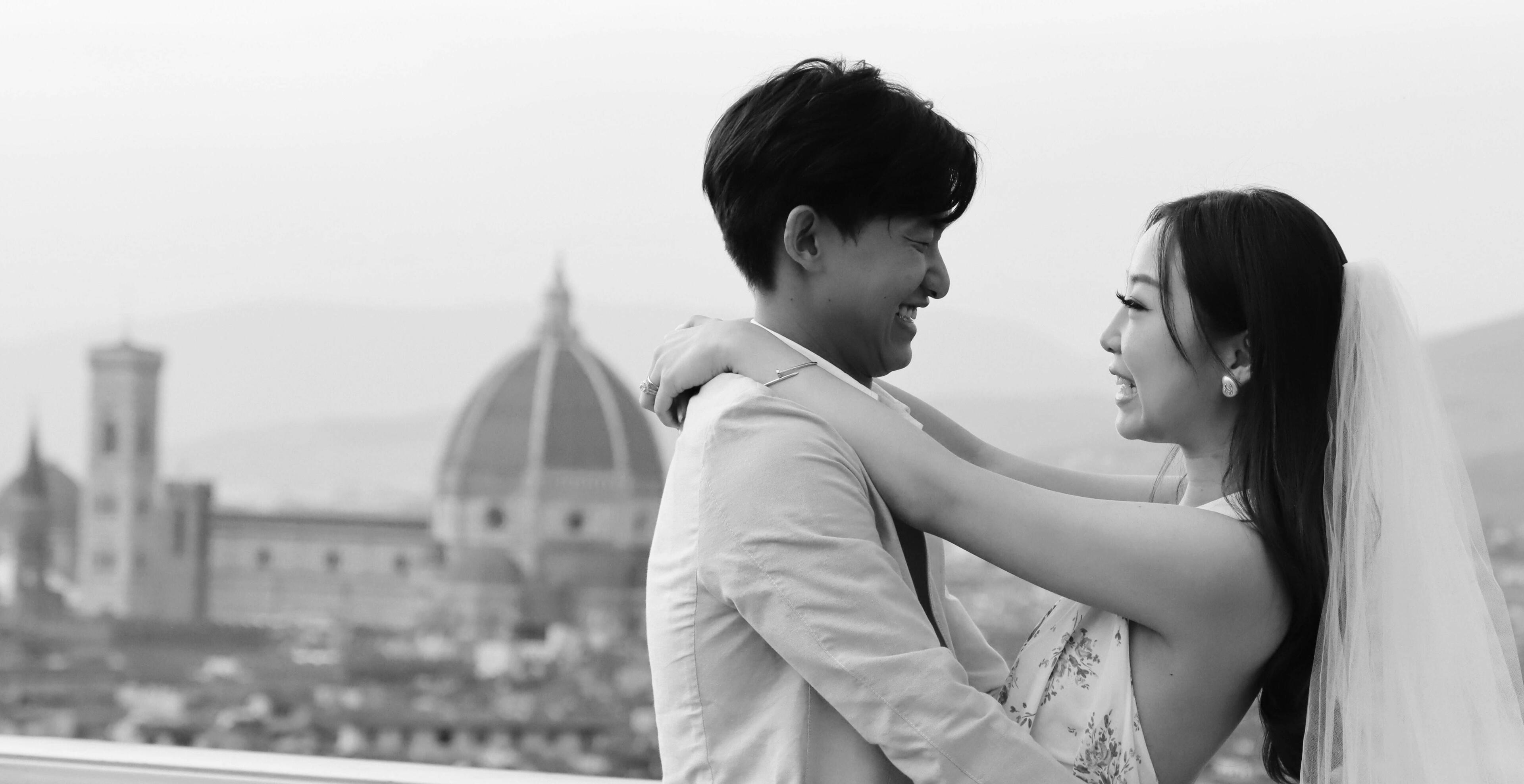 A happy couple who got married in Florence with our specialized translation and interpretation services for weddings in Tuscany.