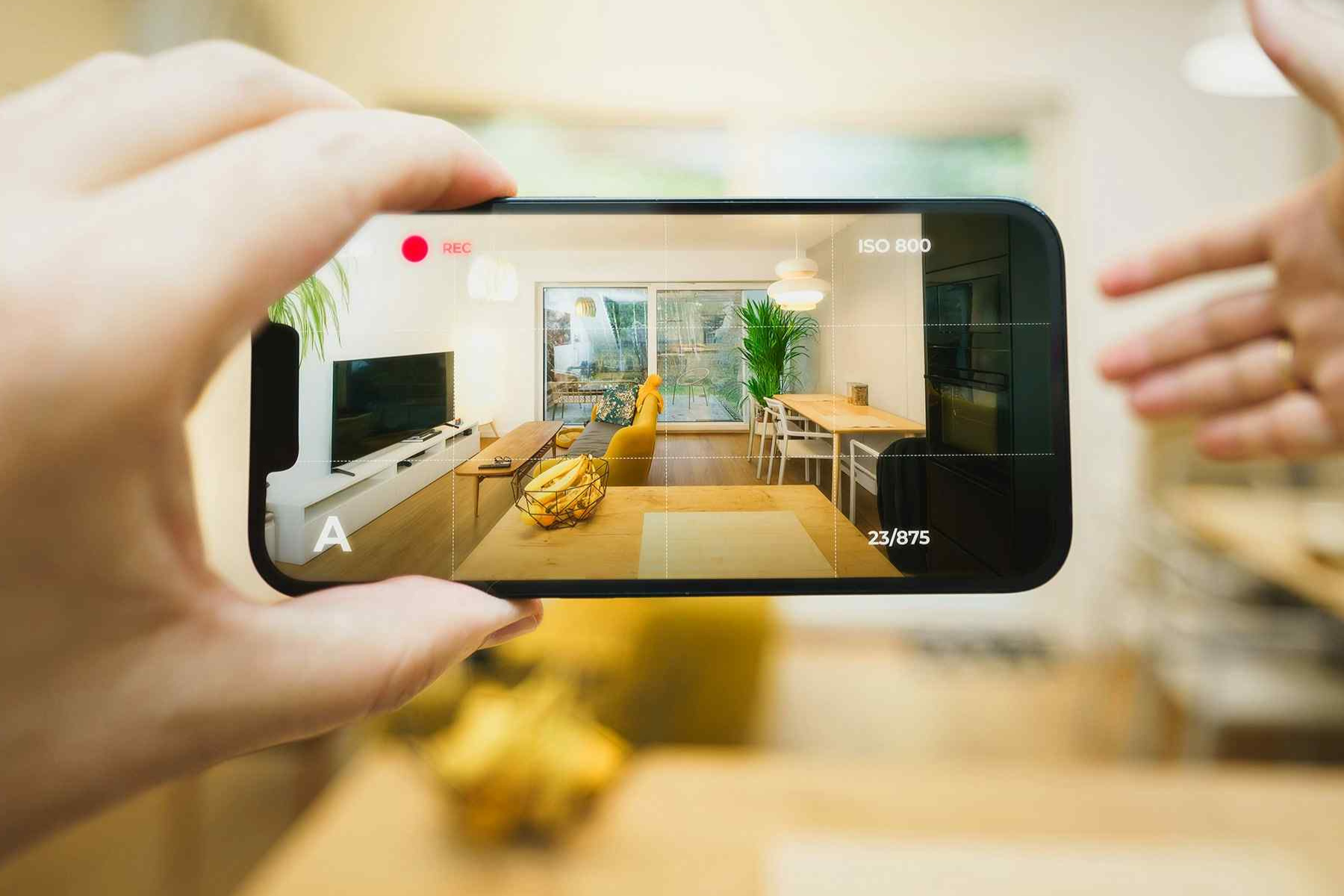 Recording the video of a a bright and modern living room with our smartphone for a customer during a home viewing in Tuscany.